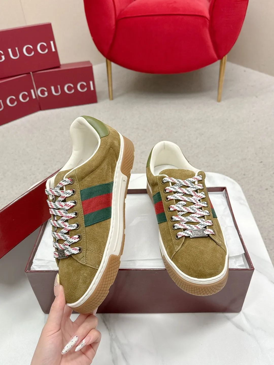 Factory price: 460💰Gucci Gucci's latest ACE series casual sports shoes, the same style as all the stars, classic brown canvas + leather stitching, the red and green stripes on the side are very recognizable. Perfect shoe last, perfect for daily casual wear, super beautiful and comfortable on the feet, a must-have for fashionistas 💯 ☑️Material: Original customized imported first-layer cowhide ☑️Inner lining: Customized imported cowhide ☑️Outsole: Original molded non-slip TPU sole ☑️Sole thickness: 2.5cm ☑️Size: Men's 38-44, customized 45